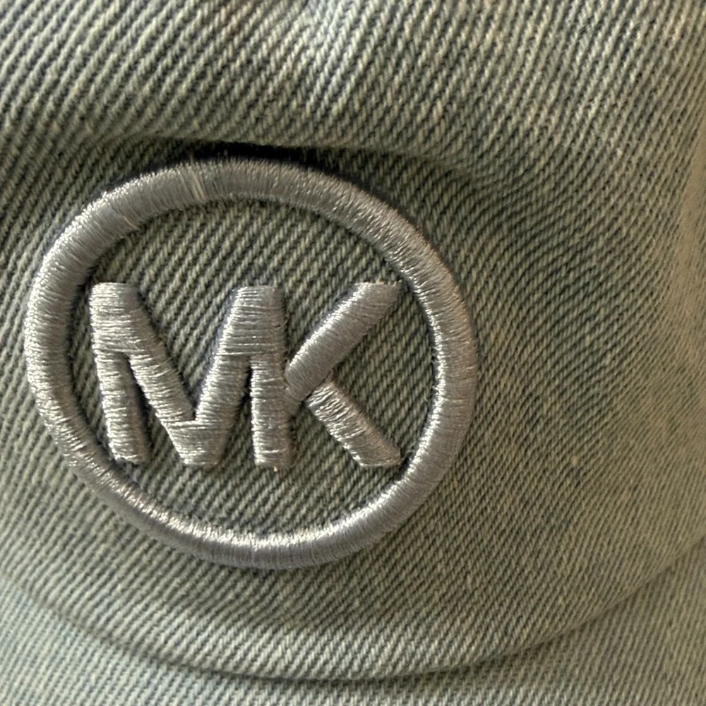 Michael Kors Light Blue denim .. MK embroidery logo
Silver snap back - Picture 2 of 5